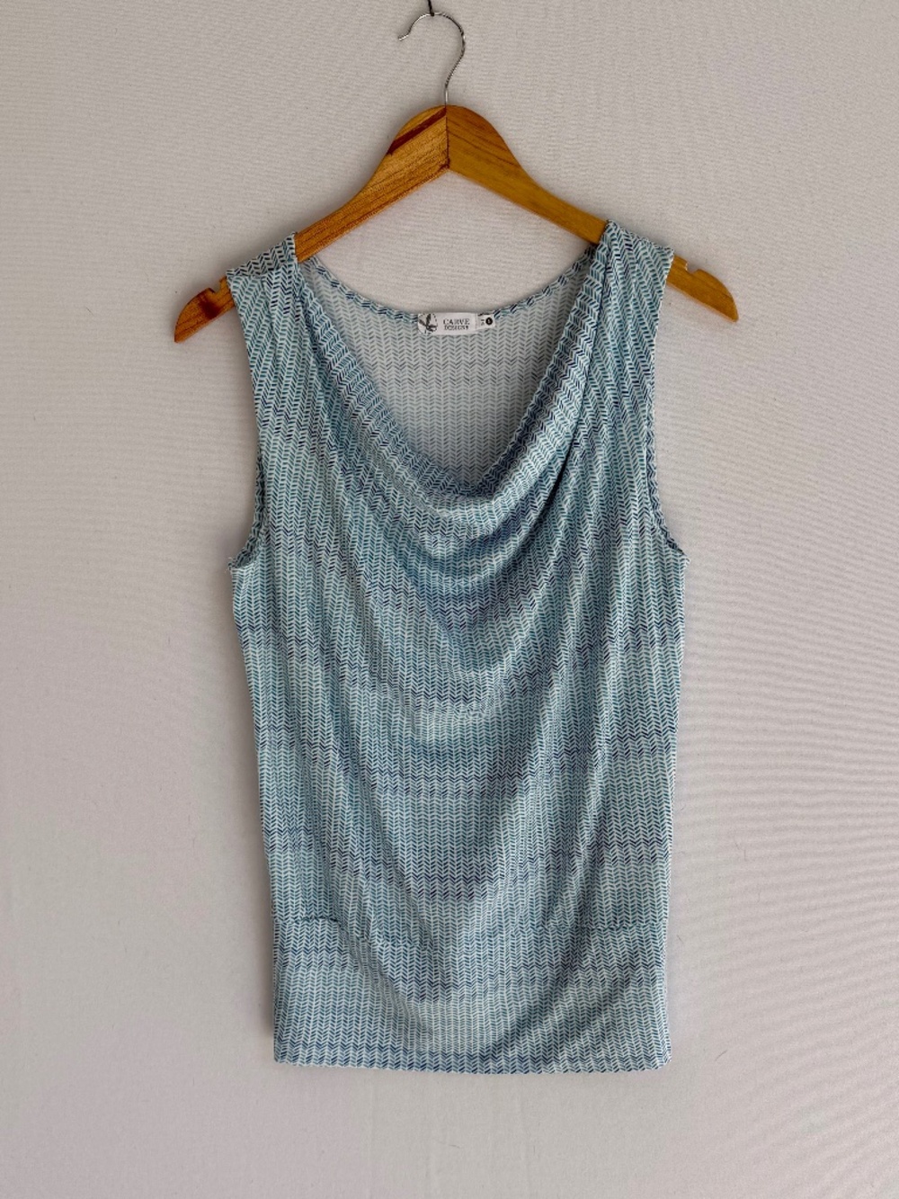 CARVE DESIGNS Women’s Small Blue & White Micro Chevron Print Cowl Neck Top
